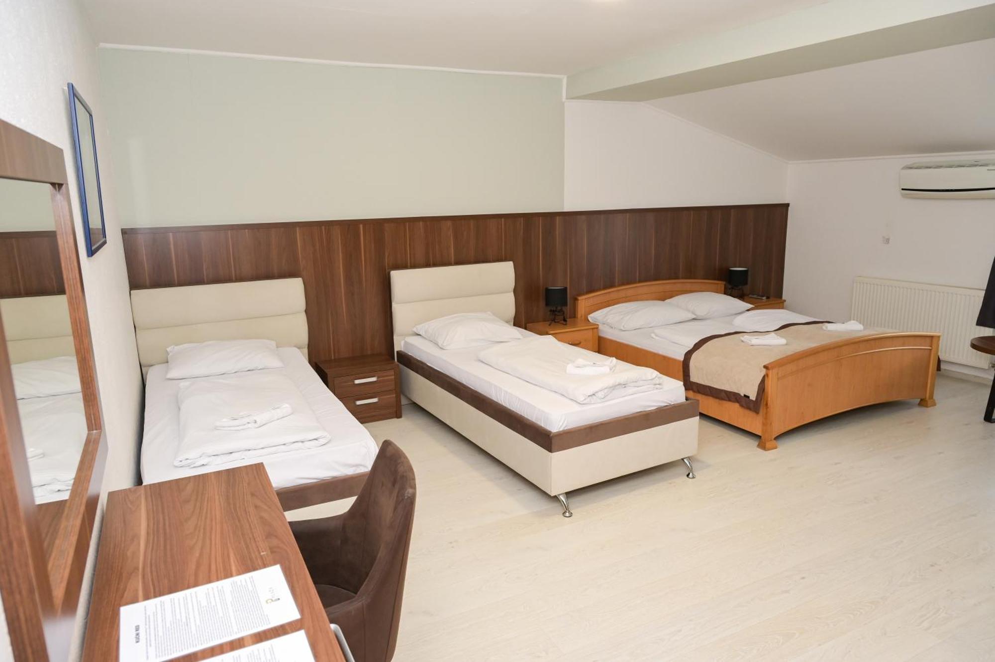 Motel Plaza 亚伊采 外观 照片